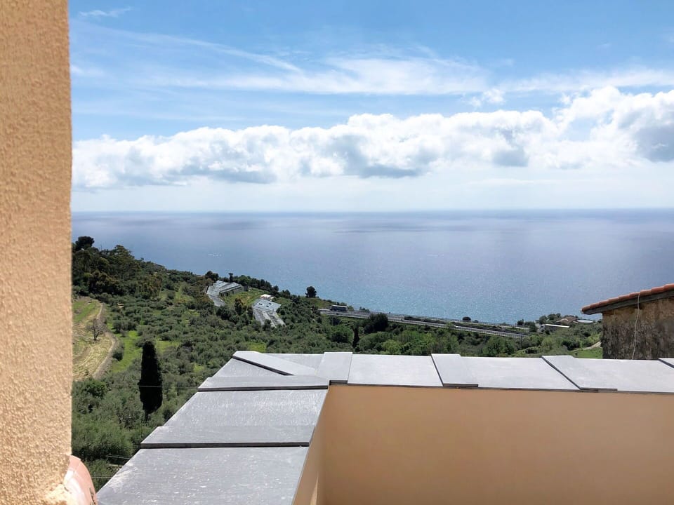 Sky, Property, Blue, Sea, Wall, Room, Real Estate, Horizon, Vacation, House