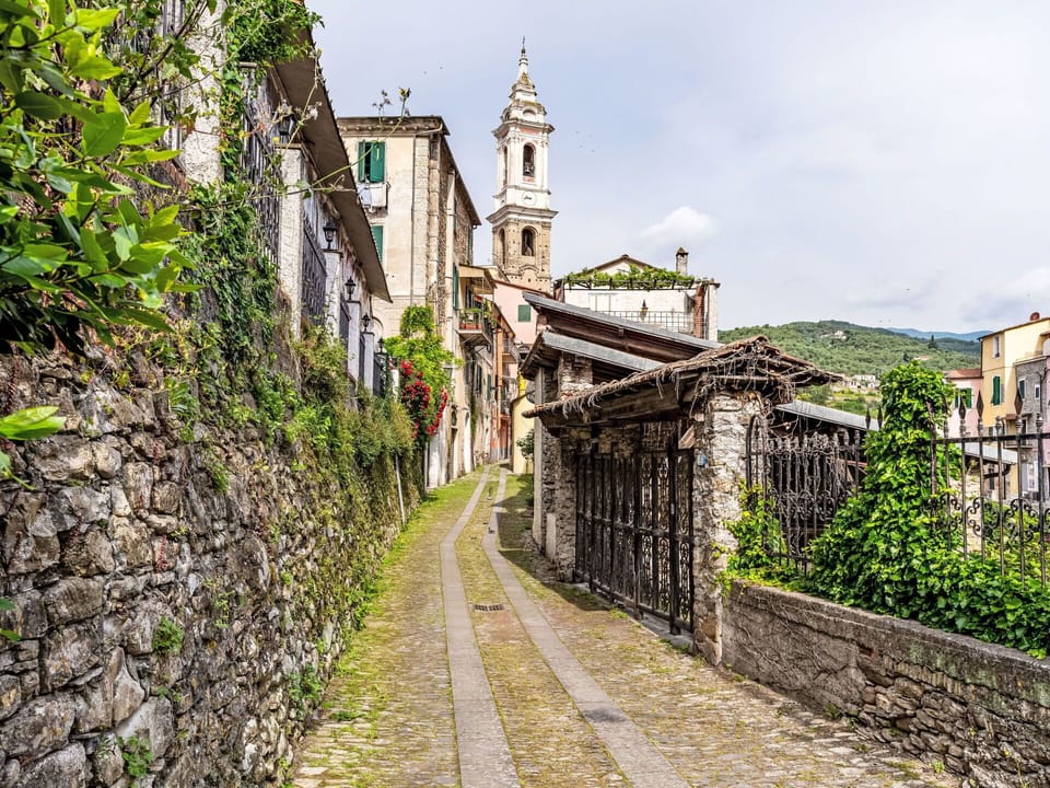 Alley, Tourist Attraction, Village, Medieval Architecture, Spire, Cobblestone, Mountain Village, Steeple, Flagstone, Walkway