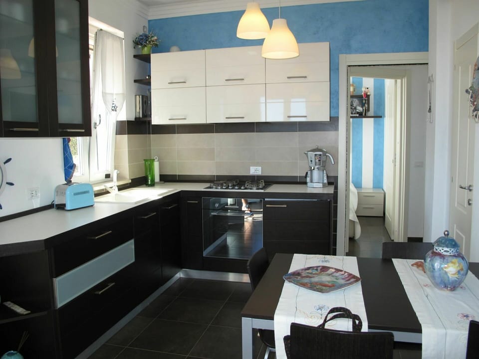 Cabinetry, Tap, Countertop, Kitchen Sink, Sink, Property, Furniture, Kitchen, Home Appliance, Kitchen Appliance