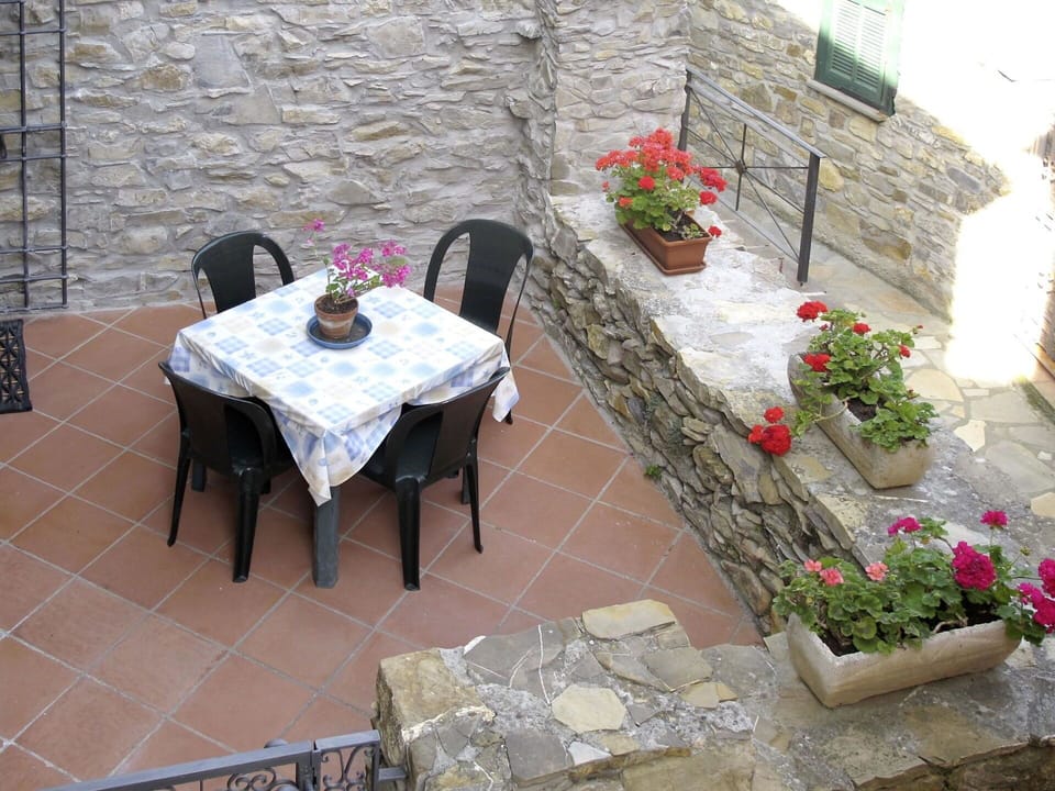 Property, Patio, Table, Furniture, Flagstone, Flower, Courtyard, Room, Tablecloth, Plant