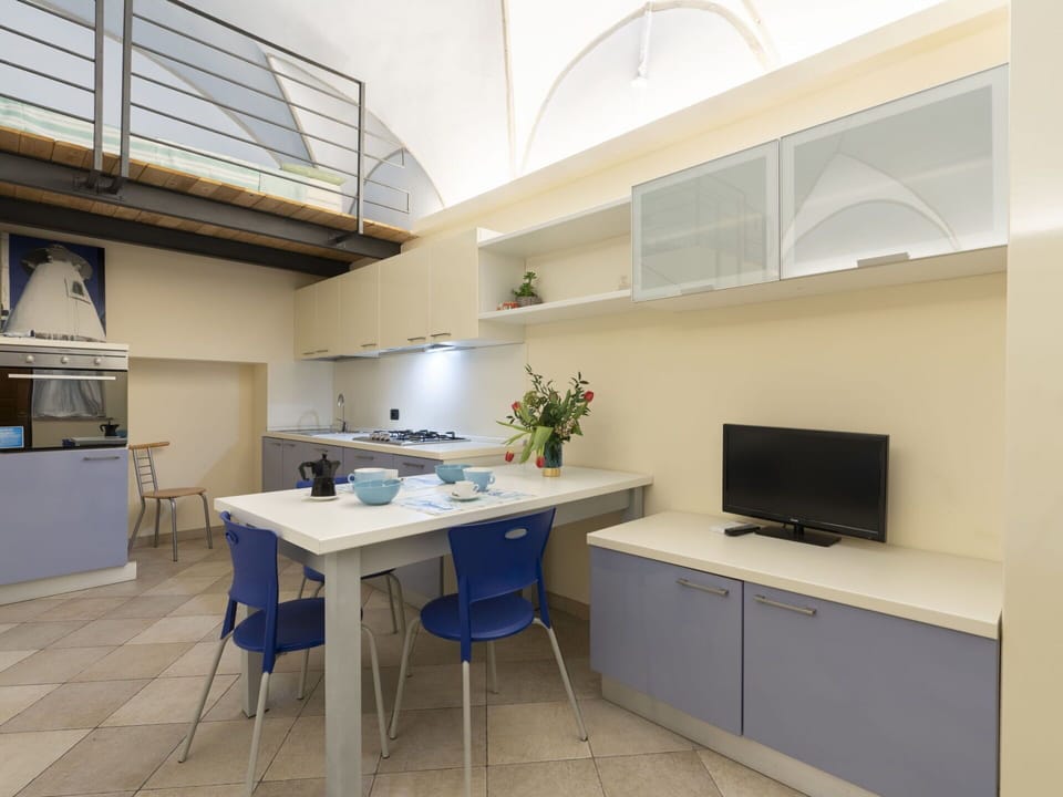 Furniture, Property, Table, Building, Interior Design, Houseplant, Floor, Flooring, Wall, House