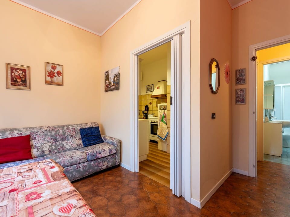 Picture Frame, Furniture, Wood, Comfort, Door, Flooring, Floor, Living Room, Hardwood, Laminate Flooring