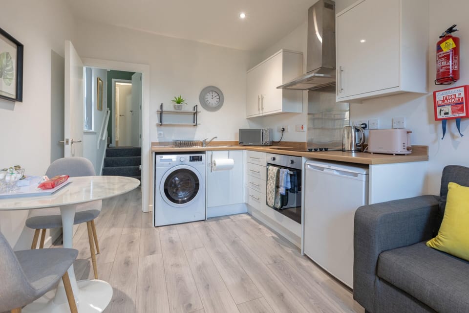 Classic Apartment, Private Bathroom (The Snug at City Haven) | Shared kitchen