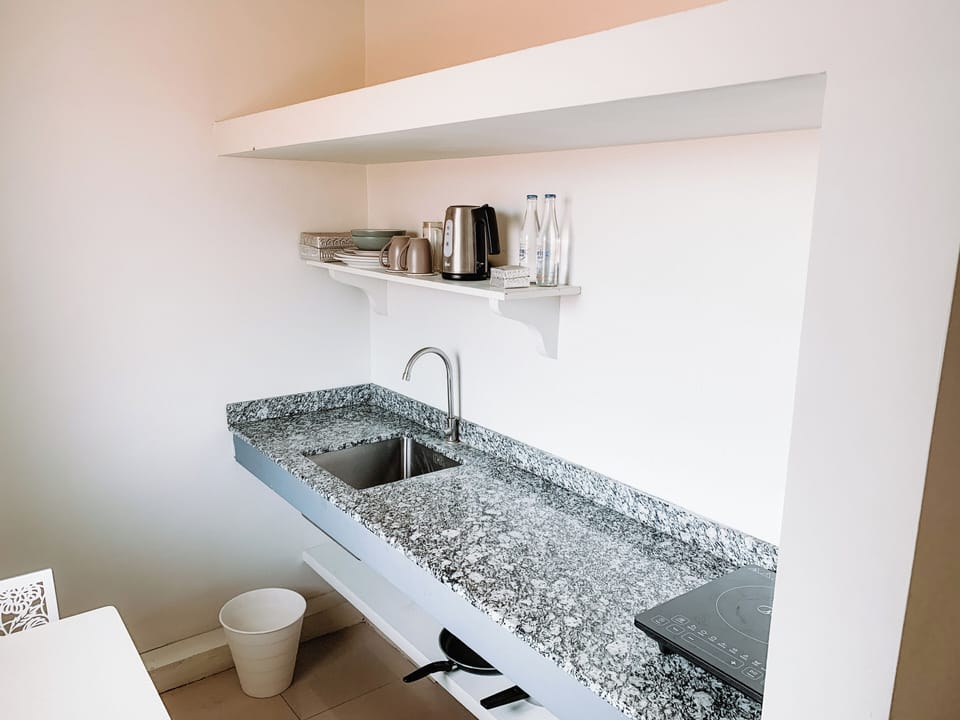 Premier Room, 1 Bedroom, Pool View | Bathroom | Shower, rainfall showerhead, free toiletries, hair dryer