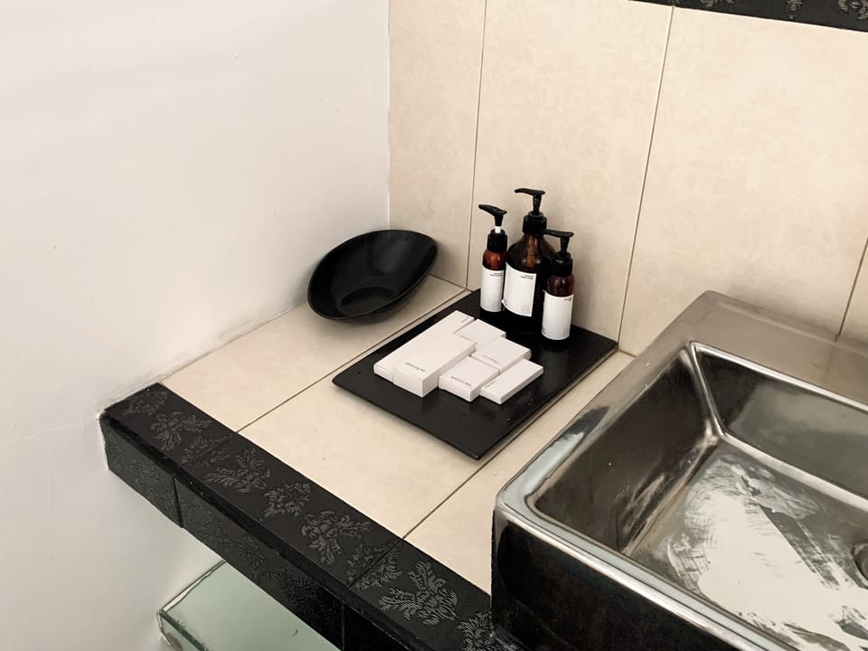 Casa Artista Deluxe Room | Bathroom | Shower, rainfall showerhead, free toiletries, hair dryer