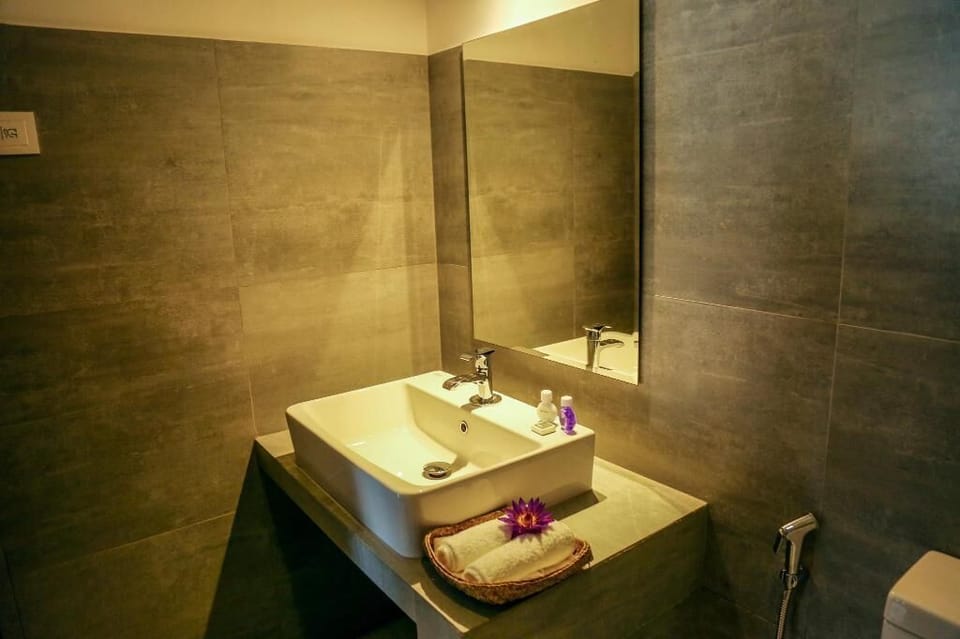 Deluxe Suite, Balcony | Bathroom | Shower, towels