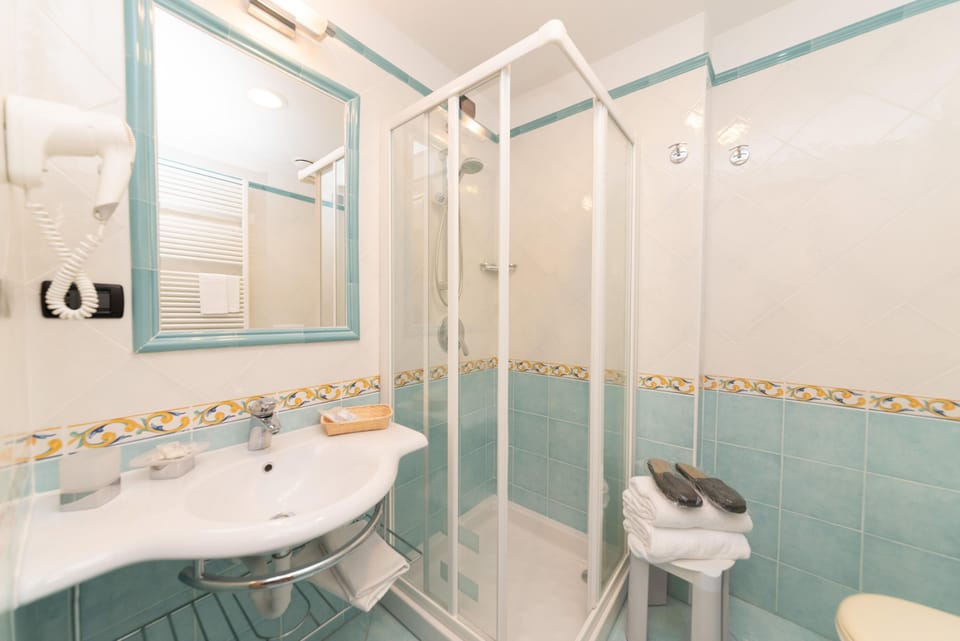 Junior Suite | Bathroom | Shower, bathrobes, bidet, towels