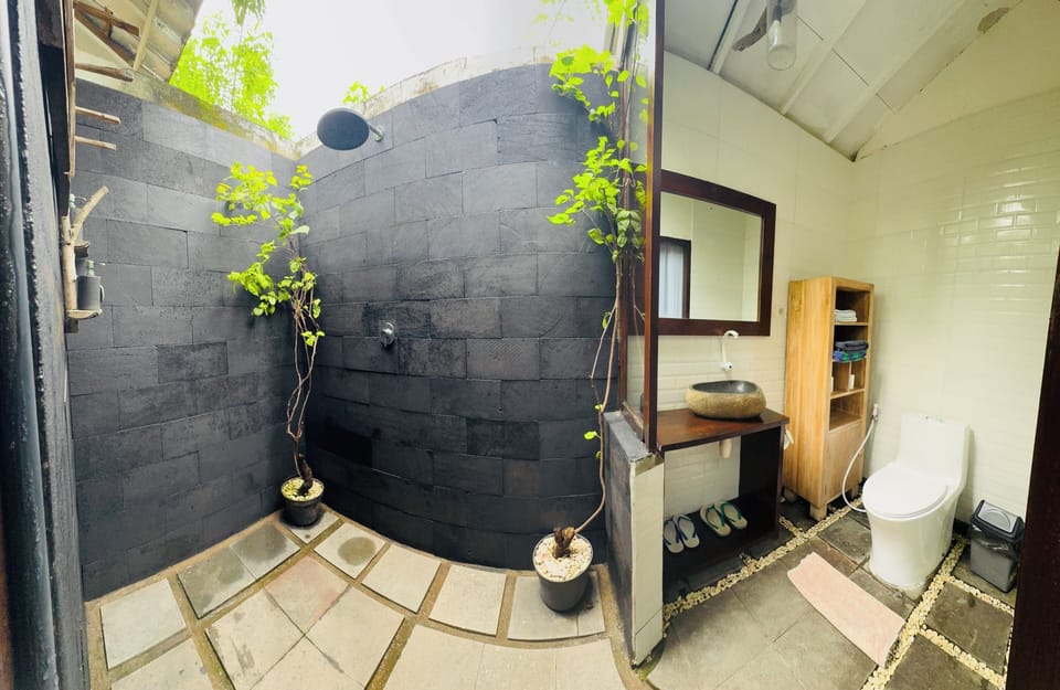 Superior Room | Bathroom | Shower, slippers, towels, soap