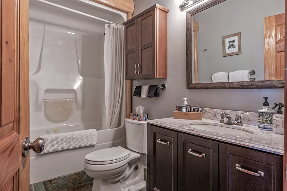 Deluxe Double Room | Bathroom | Combined shower/tub, free toiletries, hair dryer