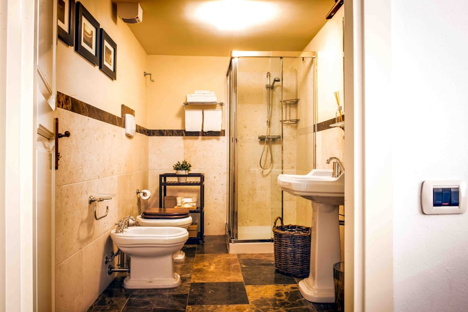 Deluxe Double Room (Raffaello) | Bathroom | Shower, towels