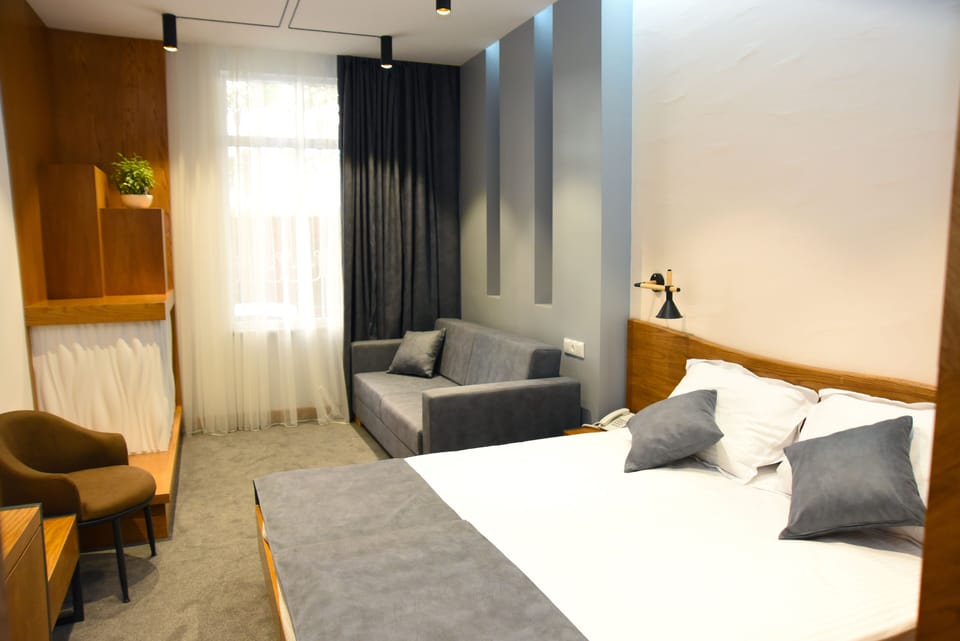 Family Room | Premium bedding, minibar, in-room safe, desk