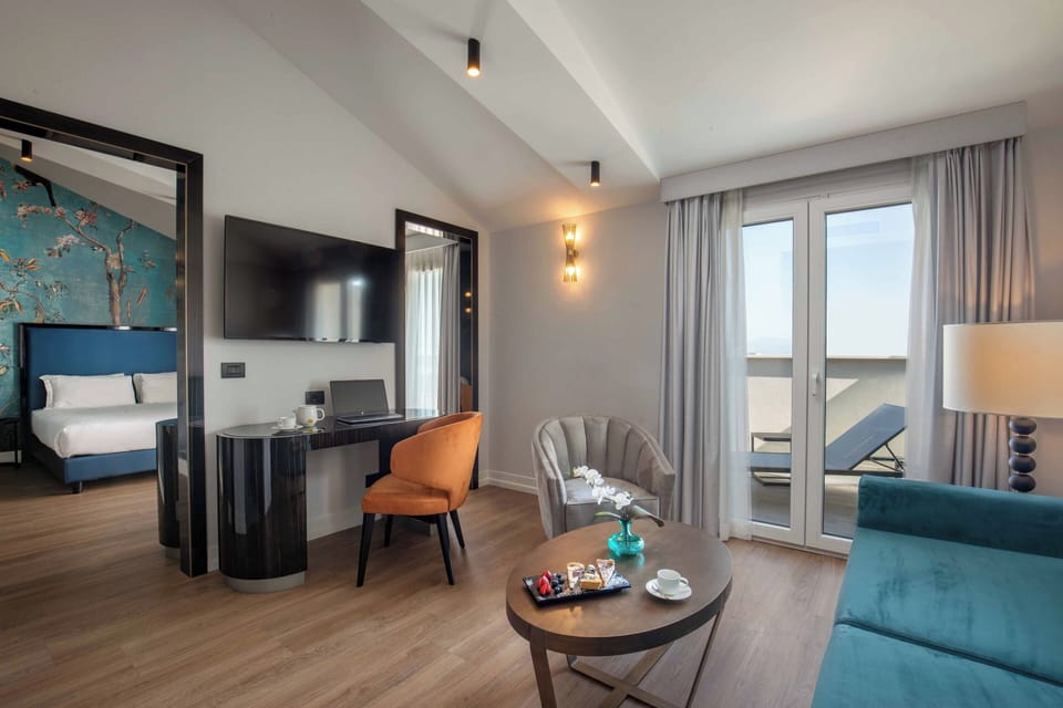 Junior Studio Suite | In-room safe, desk, laptop workspace, soundproofing
