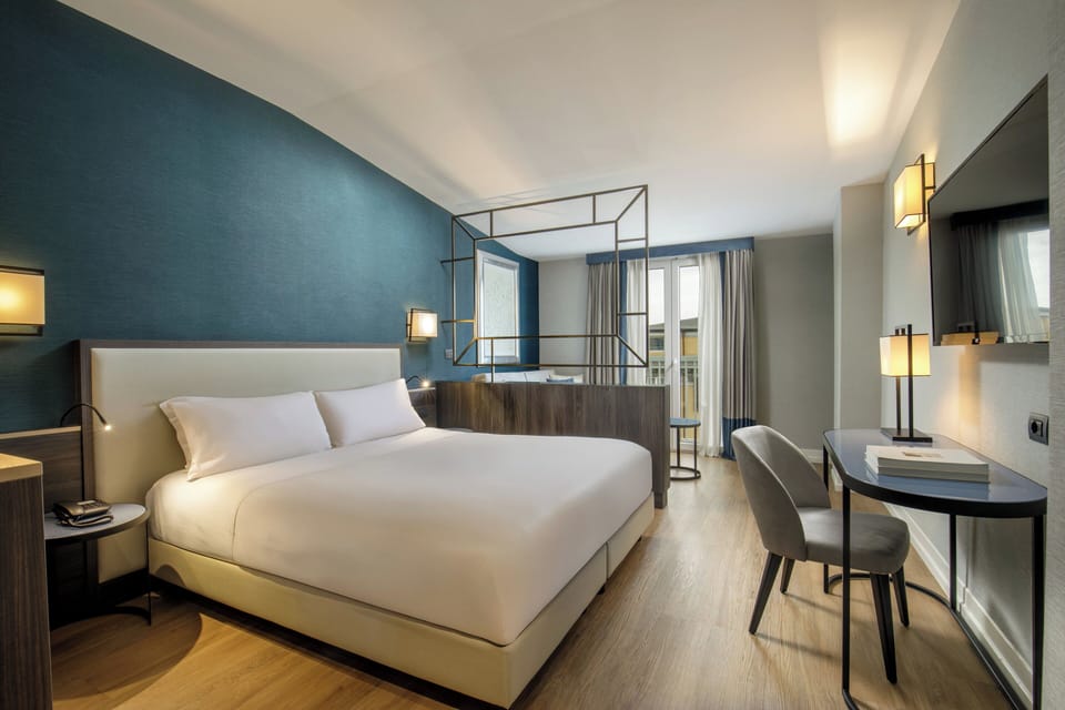 Deluxe Double or Twin Room | In-room safe, desk, laptop workspace, soundproofing