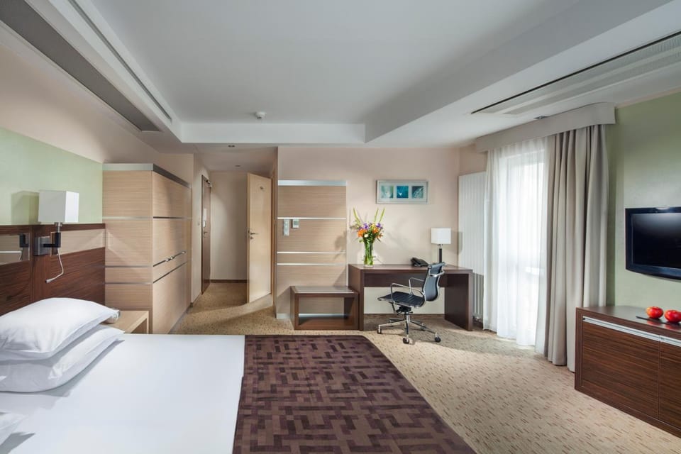 In-room safe, desk, blackout drapes, soundproofing