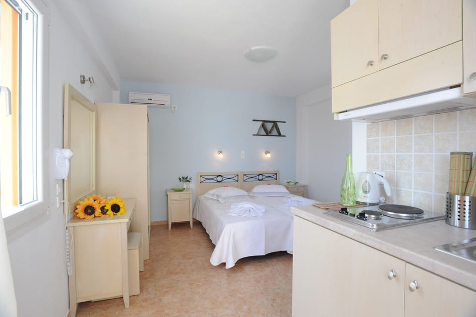 Room, Sea View | Private kitchen | Fridge, stovetop, coffee/tea maker, electric kettle