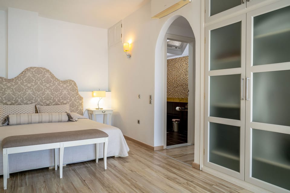 Executive Suite, Hot Tub (Caldera View) | Frette Italian sheets, premium bedding, down comforters