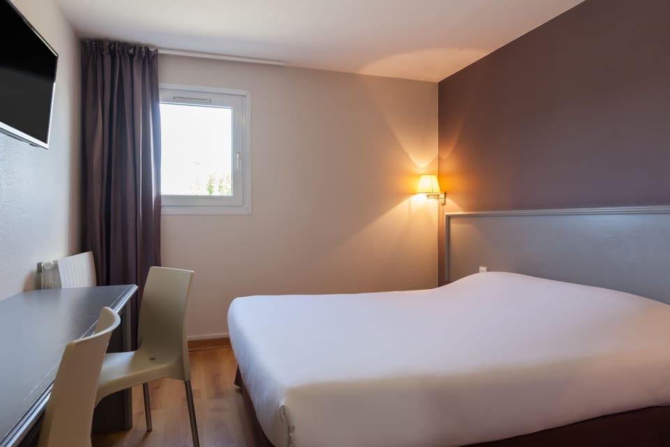 Family Room | Desk, soundproofing, free cribs/infant beds, free WiFi