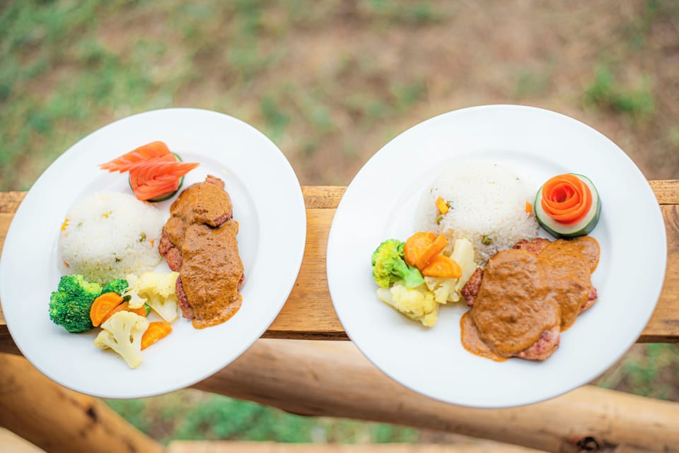 2 restaurants; breakfast, lunch, and dinner served