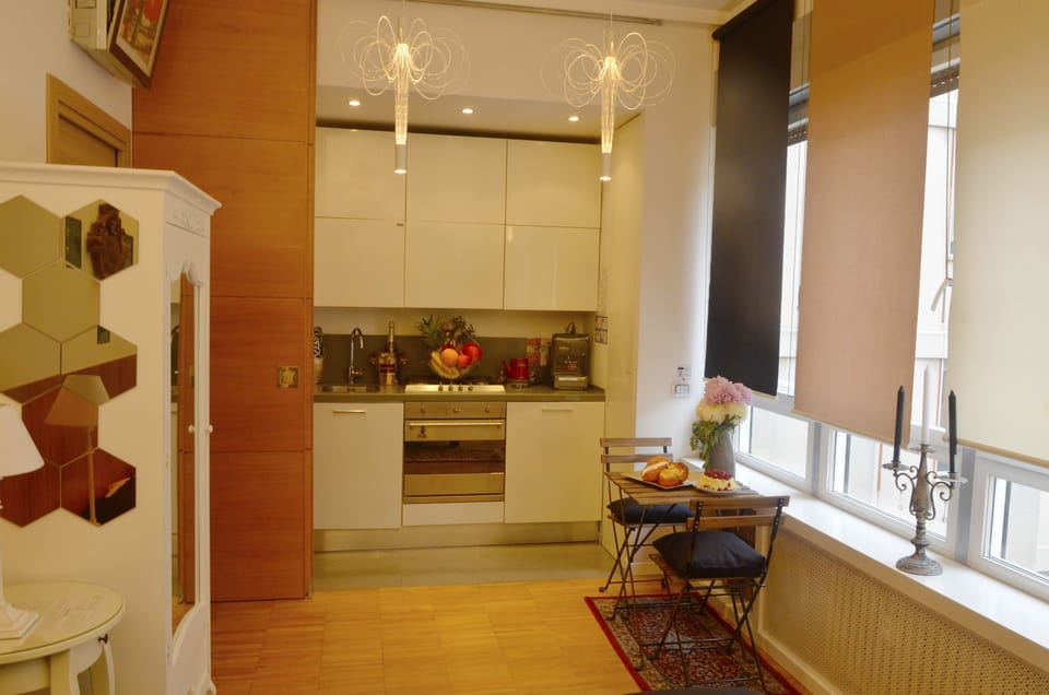 Standard Double Room, 1 Double Bed, Ensuite | Private kitchenette | Microwave, espresso maker, cookware/dishes/utensils