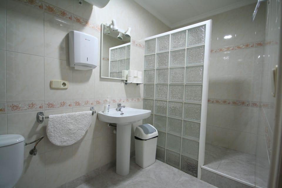 Shower, free toiletries, towels