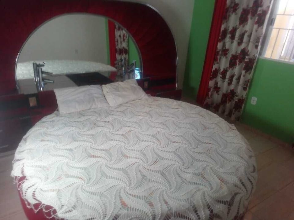 House (Quarto 2 - Cama Redonda) | Free WiFi, bed sheets