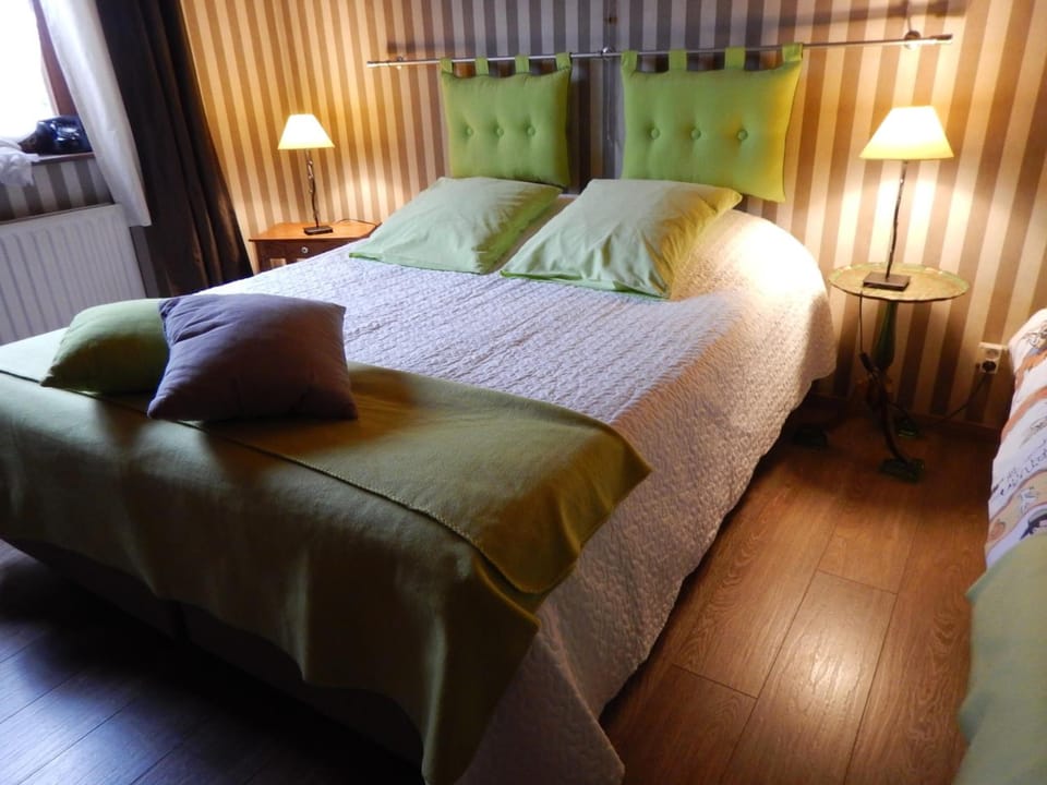 Pillowtop beds, minibar, desk, blackout drapes