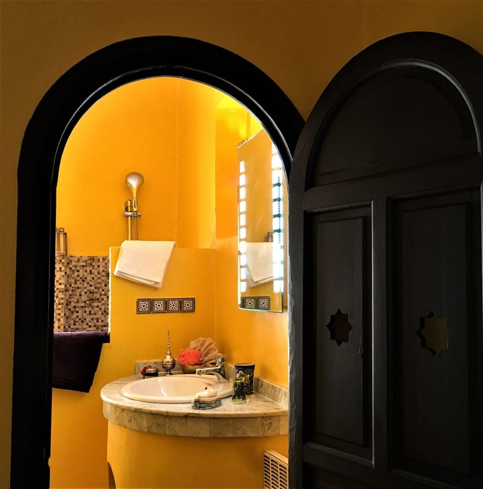 Double Room (Marshan) | Bathroom | Shower, free toiletries, hair dryer, bathrobes