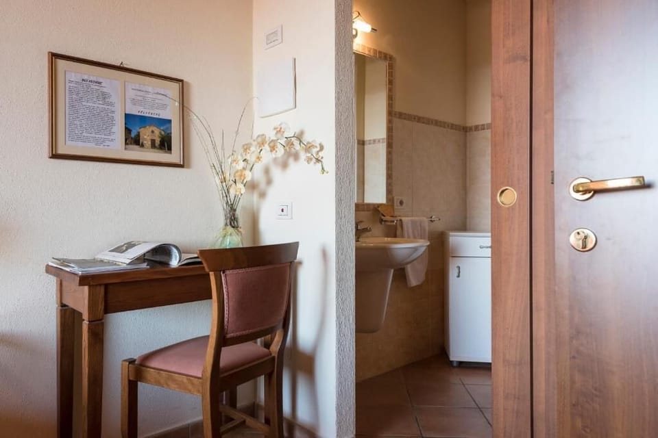 Quadruple Room, Garden View | Desk