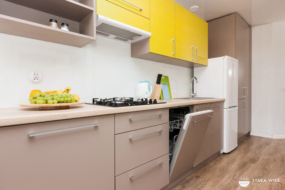 Full-size fridge, stovetop, dishwasher, highchair