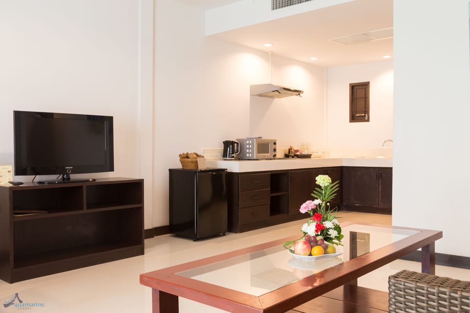 Family Room, 2 Bedrooms | Living area | 32-inch LCD TV with satellite channels, TV