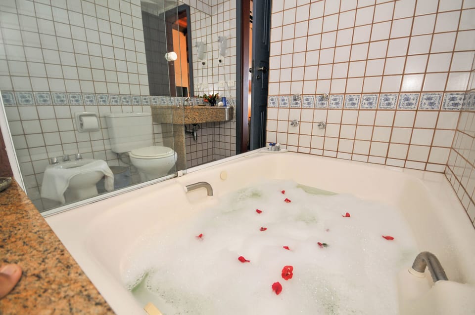 Quarto Luxo  | Bathroom | Shower, free toiletries, hair dryer, bidet