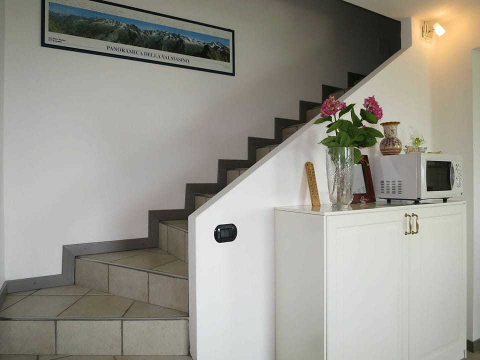 Picture Frame, Plant, Flower, Building, Rectangle, Wood, Interior Design, Houseplant, Shelving
