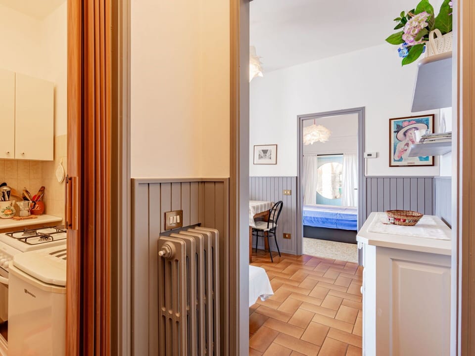 Cabinetry, Property, Countertop, Drawer, Wood, Door, Kitchen, Flooring, Floor, Picture Frame