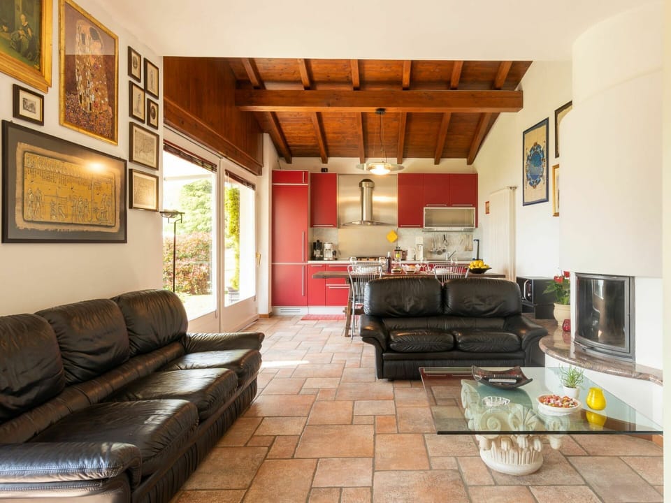 Picture Frame, Couch, Property, Furniture, Building, Table, Wood, Interior Design, Flooring, Living Room