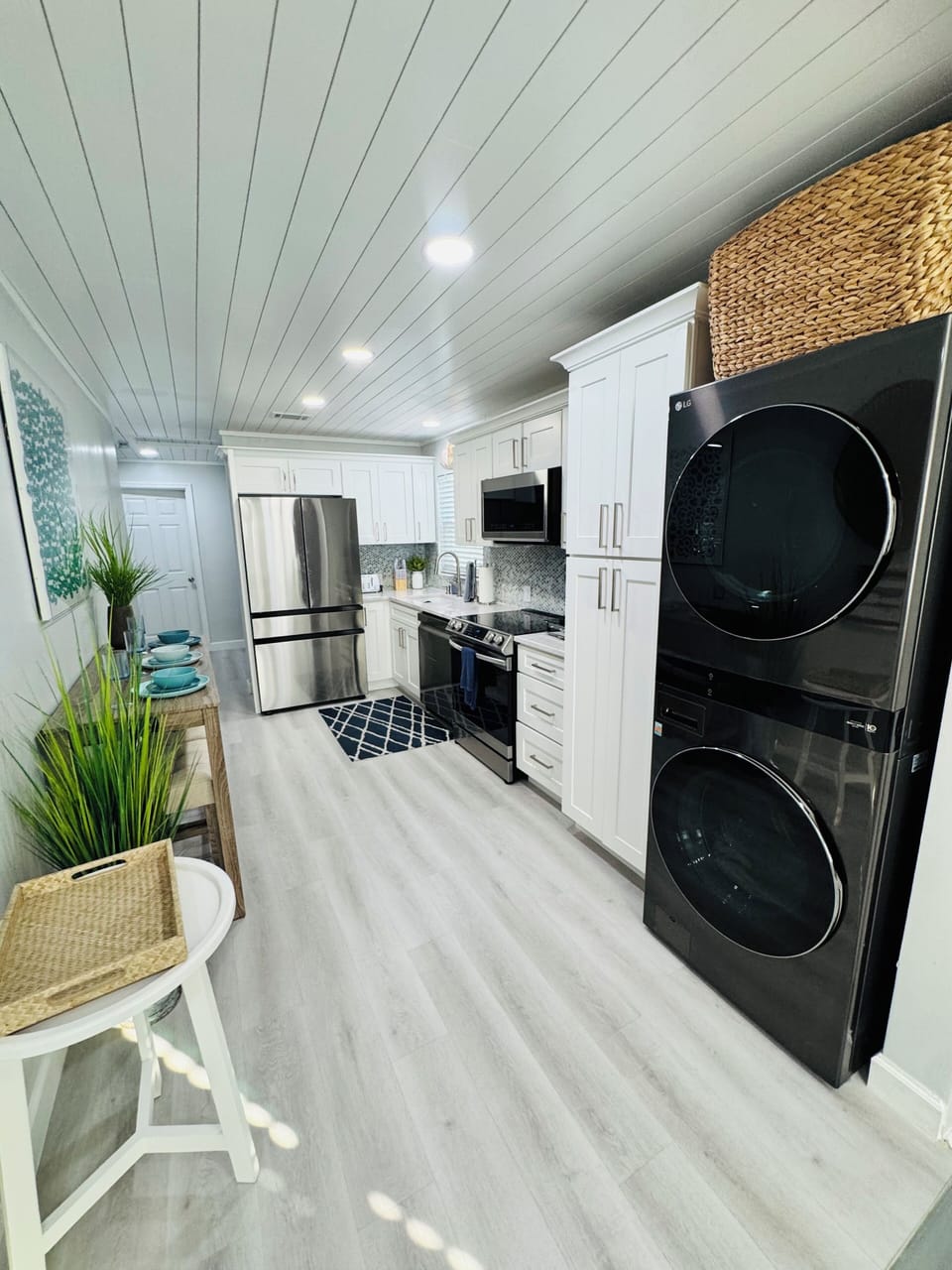 Spacious kitchen with eat-in breakfast bar 🍽️