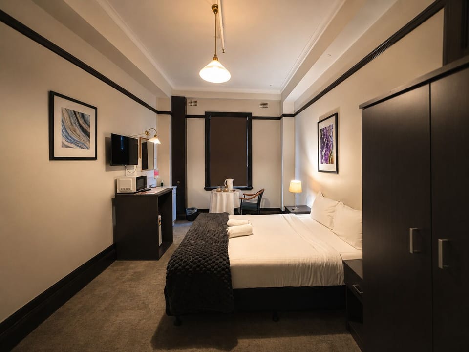 Basic Double Room with Shared Bathroom | Iron/ironing board, WiFi (free), bed sheets