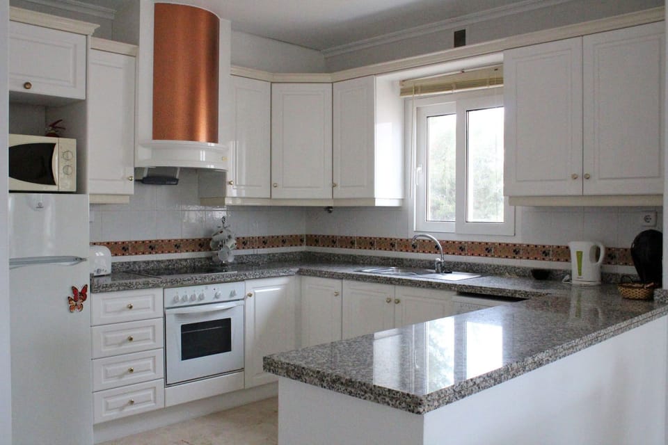 Spacious fully fitted kitchen