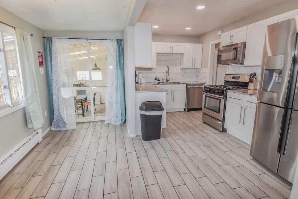 Bright and Modern Kitchen 