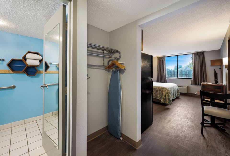 Studio, 1 King Bed, Accessible, Non Smoking | Desk, blackout drapes, iron/ironing board, free WiFi