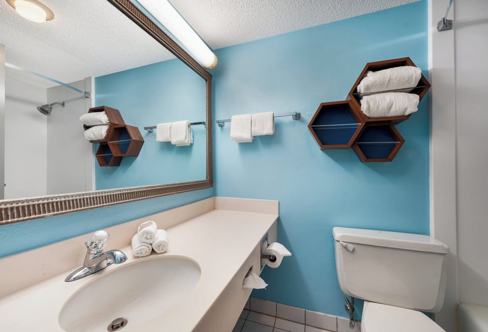 Combined shower/tub, hair dryer, towels