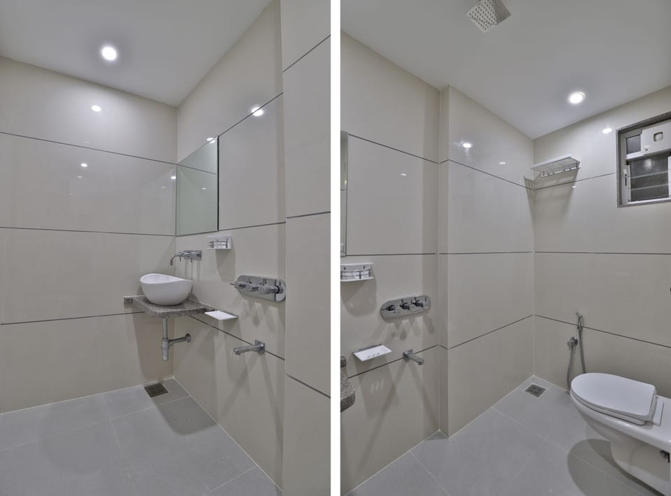 Shower, hydromassage showerhead, free toiletries, slippers