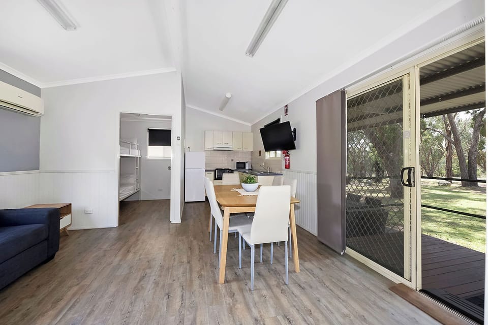 Deluxe Cabin - Sleeps 6 - Accessible | Dining room