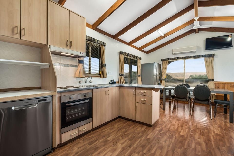 Superior Cabin - Sleeps 8 | Private kitchen | Coffee/tea maker, full-size fridge, microwave, oven