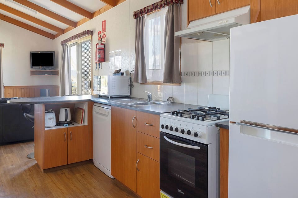 Deluxe Cabin - Sleeps 7 | Private kitchen | Coffee/tea maker, full-size fridge, microwave, oven