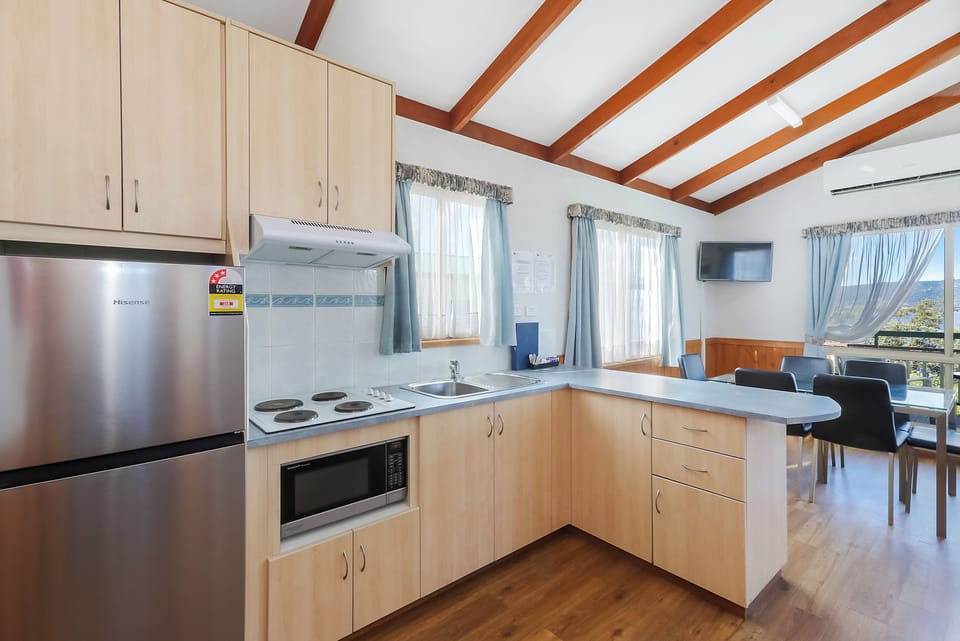 Deluxe Cabin - Sleeps 5 | Private kitchen | Coffee/tea maker, full-size fridge, microwave, oven