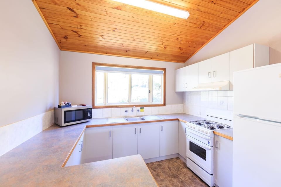 Deluxe Cabin - Sleeps 8 - The Lodge | Private kitchen | Coffee/tea maker, fridge, microwave, stovetop