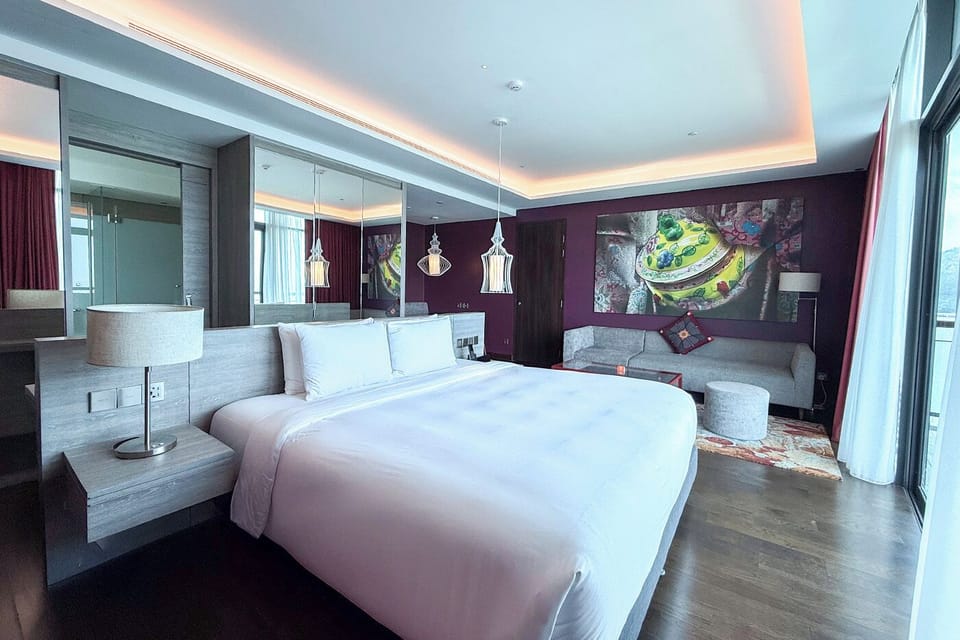 Deluxe Seaview Suite | In-room safe, desk, blackout drapes, soundproofing