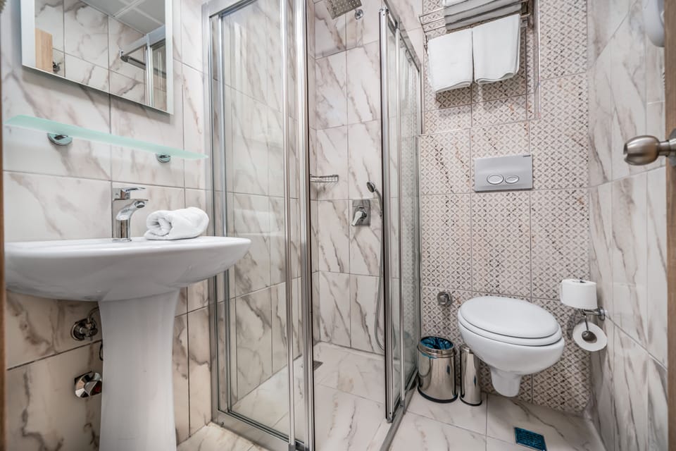 Standard Room | Bathroom | Shower, eco-friendly toiletries, hair dryer, slippers