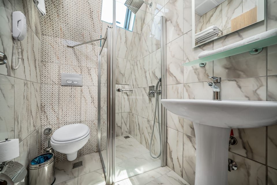 Standard Room | Bathroom | Shower, eco-friendly toiletries, hair dryer, slippers