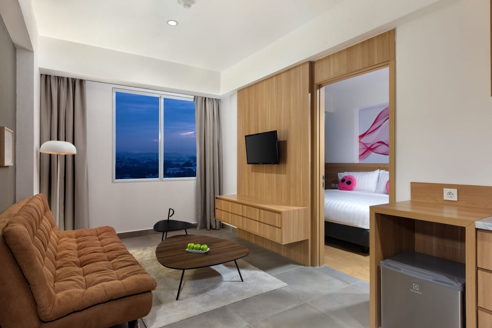 Junior Suite | In-room safe, individually decorated, individually furnished, desk